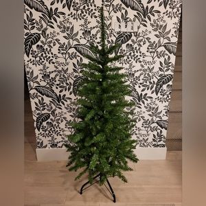4-foot Christmas tree 🎄